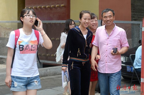 那一年，是誰在考場外等你 