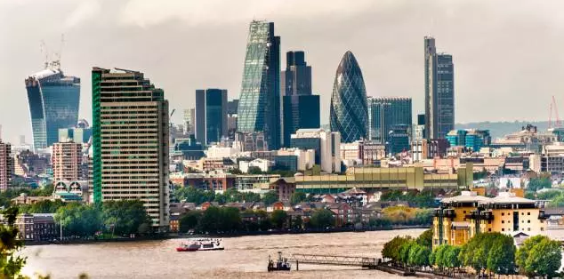 據(jù)《金融時(shí)報(bào)》，中國香港醬料調(diào)味集團(tuán)李錦記正在與巴西億萬富翁約瑟夫 薩夫拉(Joseph Safra)進(jìn)行接觸，欲買下倫敦金融城圣瑪莉艾克斯30號(hào)大廈(30 St. Mary Axe)，又稱“瑞士再保險(xiǎn)公司大樓”(The Swiss Re Building)，昵稱“小黃瓜”。