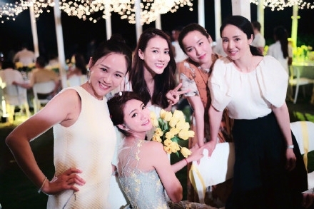女星安以轩婚礼迎亲宴被好友包围献吻