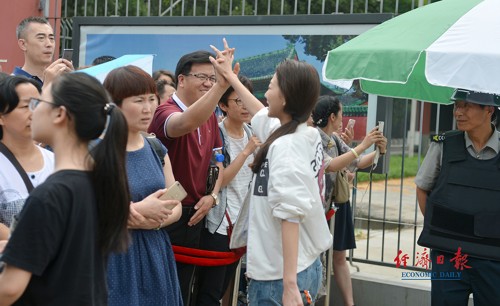 那一年，是誰在考場外等你 