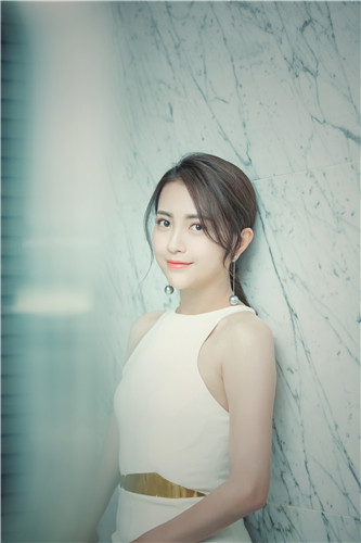 包文婧干练亮相盛典一袭白色美艳尽显气场