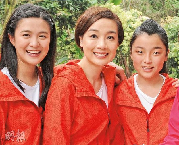 　　1《亲亲我好妈》剧中饰演江美仪的大女儿江嘉敏（左）及小女儿熊子逸（右）样子甜美，演技自然获赞赏。