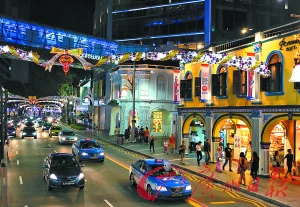 新加坡乌节路点亮了圣诞灯饰。