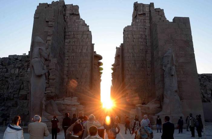 埃及路克索神庙冬至那天的日出，晨曦正好从中央映现。 PHOTOGRAPH BY AFP, GETTY IMAGES