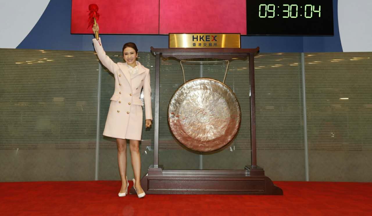 卓珈控股以“CosMax”品牌在銅鑼灣及中環(huán)經(jīng)營兩間醫(yī)學(xué)美容中心，提供非手術(shù)性醫(yī)學(xué)美容服務(wù)及護(hù)膚產(chǎn)品。截至去年3月底止，活躍客戶人數(shù)4848人，總收益8335.2萬港元，同比增12.64%；溢利1848.8萬港元，按年升37%。