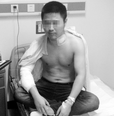 出租车司机夏秀锦在医院养伤。