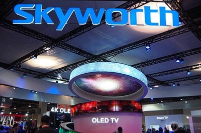 換句話說，一味追求市場份額增長、忽略企業(yè)盈利能力提升的“野蠻生長”模式“剎車”，市場的競爭，終于回歸了“好產(chǎn)品、高價格、高盈利”的正常生態(tài)——奧維云網(wǎng)統(tǒng)計數(shù)據(jù)顯示，2016年全年中國彩電零售量規(guī)模為5089萬臺，同比增長7.8%;零售額規(guī)模為1560億元，同比下降1.8%。預(yù)計2017年中國彩電市場零售量將達5301萬臺，同比增長4.2%，零售額將達1640億元，同比上升5.1%。