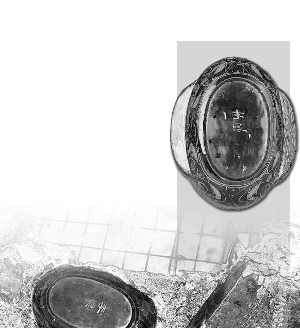 原文配图：海昏侯墓发掘时,在一方棋盘附近发现了一个倒置的漆耳杯，黑漆红纹，很是精致，在它底部书写有“李具”二字。李具，也就是说这耳杯是李家人的物件。