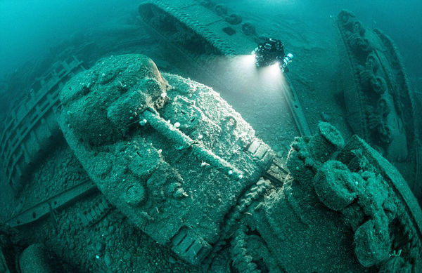 原文配图：爱尔兰海域发现多艘沉船遗骸，包括舰艇、潜艇及远洋客轮。