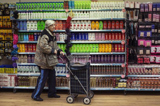 英國國家統(tǒng)計(jì)局2月17日公布，英國1月零售銷售環(huán)比下降0.3%，預(yù)期上升1%，前值由下降1.9%修正為下降2.1%。