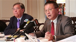 麗新發(fā)展(00488.HK) +0.001 (+0.633%) 行政總裁劉樹仁表示，與帝國集團合作發(fā)展的藍塘傲計劃於今明兩年各進行一半單位之銷售，料今年香港分部可達到20億元合同銷售，明年亦可錄得20億元銷售。至於本港的土地儲備，他表示公司有信心每年亦新增一個項目，公司表示會考慮夥拍內(nèi)地發(fā)展商投地，曾合作投標但未能投得。