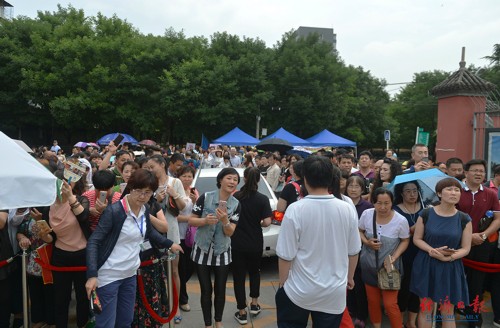 那一年，是誰在考場外等你 