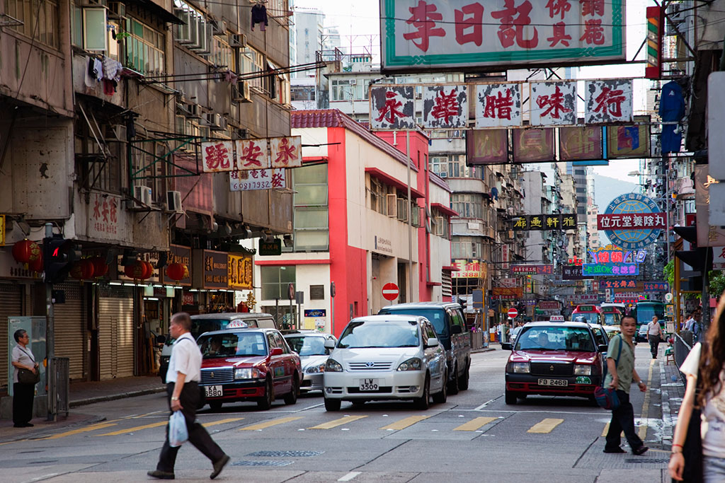 香港破产管理署公布，去年12月份个人申请破产570宗，按月减少28.7%，按年下跌25.4%；发出接管及破产令676宗，按月下跌20.6%，按年下跌16.5%。