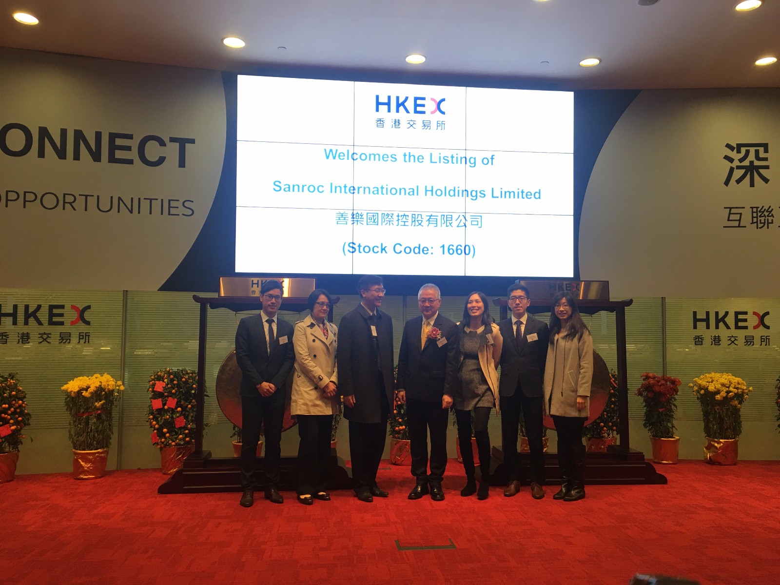 2月10日，香港建筑機(jī)械貿(mào)易及租賃商善樂國際(01660)在香港舉行掛牌儀式。會上，善樂國際主席兼執(zhí)行董事蕭振耀表示，公司成立超過四分之一個世紀(jì)，憑借精準(zhǔn)的產(chǎn)品定位，成為香港第三大建筑機(jī)械貿(mào)易公司。今日成功上市標(biāo)志著善樂國際邁向新的里程碑，公司會繼續(xù)擴(kuò)充建筑機(jī)械租賃及運(yùn)輸規(guī)模。
