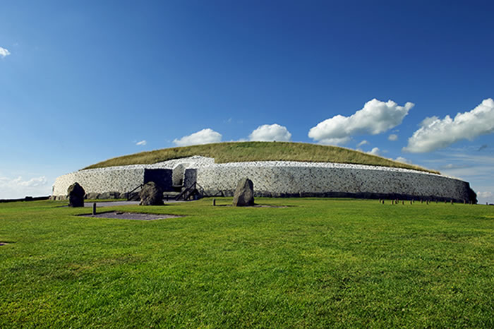 爱尔兰的纽格莱奇墓（Newgrange），约建于公元前三千两百年的新石器时代，比巨石阵还早上千年。