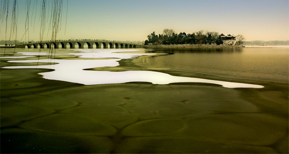 農(nóng)歷新年已過，莎莎國際(00178)、周大福(01929)發(fā)布春節(jié)期間運營數(shù)據(jù)。從數(shù)據(jù)上來看，香港零售業(yè)出現(xiàn)些許好轉(zhuǎn)，然而面對已去的大勢，香港零售業(yè)能否“春回大地”不得不打個問號。