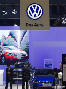 德國大眾汽車宣布，由於外來零件供應(yīng)問題，部分廠房生產(chǎn)受影響。公司指，縱使德國地區(qū)法院已要求供應(yīng)商恢復(fù)供貨，但生產(chǎn)商仍未達(dá)致其供貨責(zé)任，公司會繼續(xù)爭取與供應(yīng)商達(dá)成協(xié)議。公司表示，由於事件發(fā)展不可預(yù)測，已作出多項削減工時的安排。