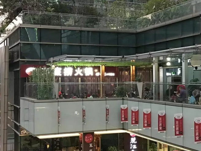 消息人士指，海底撈已預(yù)租油麻地彌敦道555號(hào)九龍行1至3樓，合共約1.7萬(wàn)方呎，月租55萬(wàn)元，呎租32元。據(jù)了解，該3層巨鋪原本開(kāi)價(jià)約77萬(wàn)元放租，因有大型著名餐飲洽租，故減價(jià)22萬(wàn)元或29%租出，預(yù)計(jì)最快年中后開(kāi)業(yè)，暫定會(huì)24小時(shí)營(yíng)業(yè)。負(fù)責(zé)人表示海底撈香港店將于9月初至中旬開(kāi)幕。