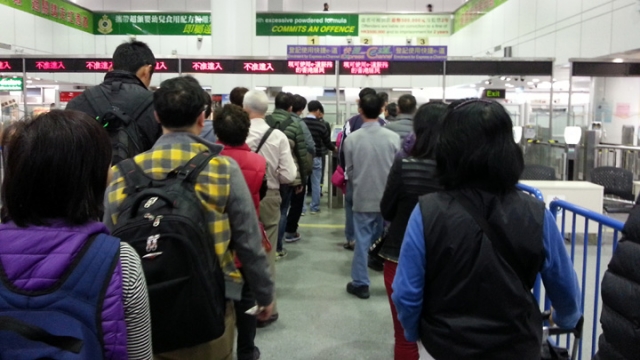 雖然“五一”訪港旅客人數(shù)增加，但業(yè)界人士也指出，短短三日黃金周假期客量不能作準，如果暑假和圣誕節(jié)都力保升勢，今年整體客量才有望回升。