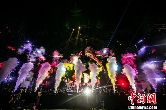 台湾歌手周杰伦福州火热开唱与五万名歌迷对唱情歌