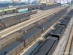 據(jù)發(fā)改委網(wǎng)站數(shù)據(jù)，今年1至8月，全國(guó)煤炭產(chǎn)量21.8億噸，按年下降10.2%，鐵路煤炭發(fā)運(yùn)12.1億噸，按年下降10.4%。進(jìn)口1.56億噸，增長(zhǎng)12.4%。截至8月末，煤炭企業(yè)存煤1.25億噸，按年下降9%，全國(guó)重點(diǎn)電廠存煤4,993萬(wàn)噸，可用13天。(lf/u)