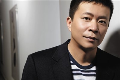 曹國偉，新浪董事長兼首席執(zhí)行官、微博董事長。2009年8月，他主導(dǎo)推出新浪微博。2014年4月，他帶領(lǐng)微博在納斯達(dá)克上市。嘉賓供圖