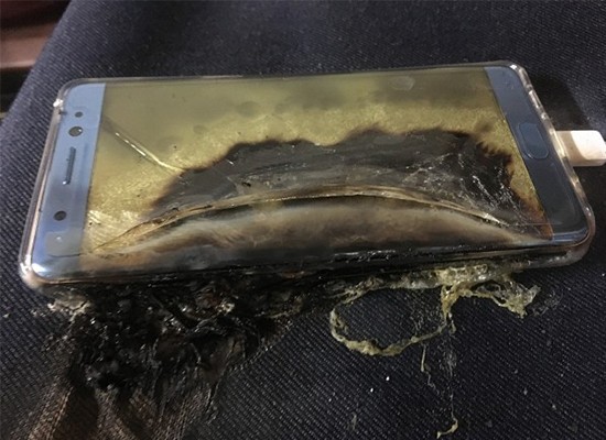 据韩联社消息，三星电子移动业务主管高东真23日上午10时在首尔公司总部召开记者会，公布针对新款手机Galaxy Note7起火事件的调查结果。高东真表示，Note7自燃由电池缺陷引发，手机软硬件本身没有问题。