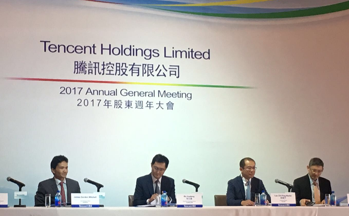 有小股東問管理層，會不會像Facebook 一樣不派息全部用來發(fā)展，馬化騰表示，這幾年來派息已經(jīng)開始提高，但因為公司需要進行一些投資保持穩(wěn)健發(fā)展。劉熾平補充稱，手上現(xiàn)金只有兩百多億，相比起市值來說并不高，所以需要在中間取得平衡。