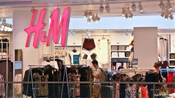 受美元匯價(jià)強(qiáng)勢(shì)令采購(gòu)價(jià)錢(qián)上升拖累，H&M截至8月底止第三季純利按年下跌9%至48.2億瑞典克朗(5.62億美元)，除外匯因素外，8月天氣炎熱亦影響銷(xiāo)售，而降價(jià)促銷(xiāo)也是盈利下跌的原因之一。
