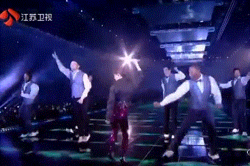 蔡依林劲歌热舞被黑人舞伴拍屁股