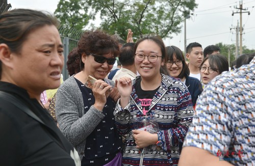 那一年，是誰在考場外等你 