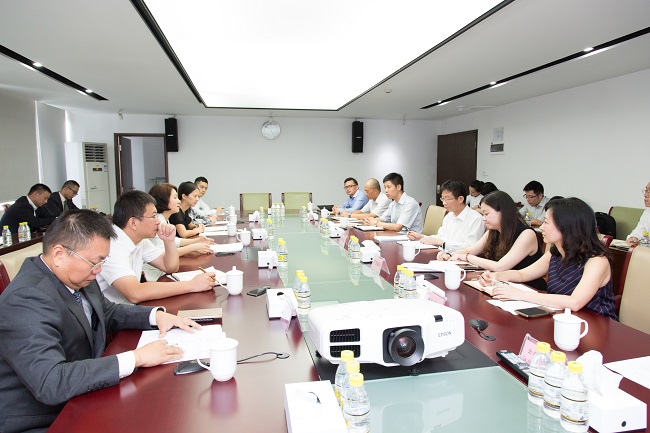 2016年8月8日，深圳市前海深港現(xiàn)代服務業(yè)合作區(qū)管理局與深圳證監(jiān)局（以下簡稱“雙方”）在前海簽訂合作備忘錄，針對前海深港現(xiàn)代服務業(yè)合作區(qū)內(nèi)注冊的私募投資基金行業(yè)打造協(xié)同監(jiān)管新模式。此次合作的目標是建立前海私募領(lǐng)域風險防控協(xié)作機制，強化監(jiān)管與服務的協(xié)同，促進監(jiān)管與市場自律的結(jié)合，推動金融創(chuàng)新和金融監(jiān)管的良性互動，有效防范和化解金融風險。