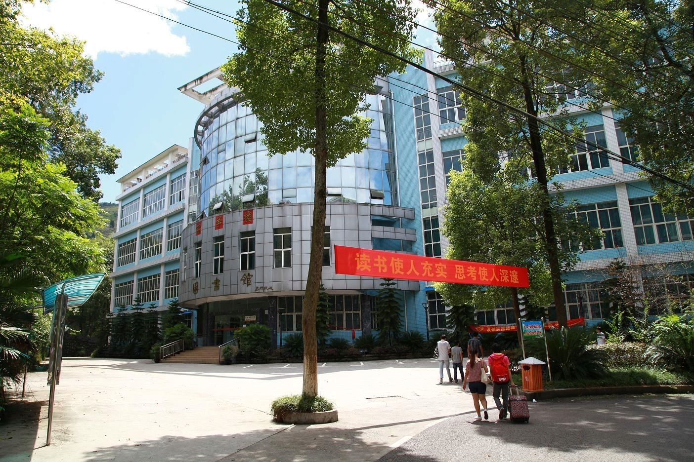 2017年以來，國內(nèi)民辦教育集團(tuán)輪番沖刺資本市場(chǎng)。繼睿見教育、宇華教育成功在港敲鐘之后，又一家民辦教育集團(tuán)已在港股市場(chǎng)門口準(zhǔn)備就位。