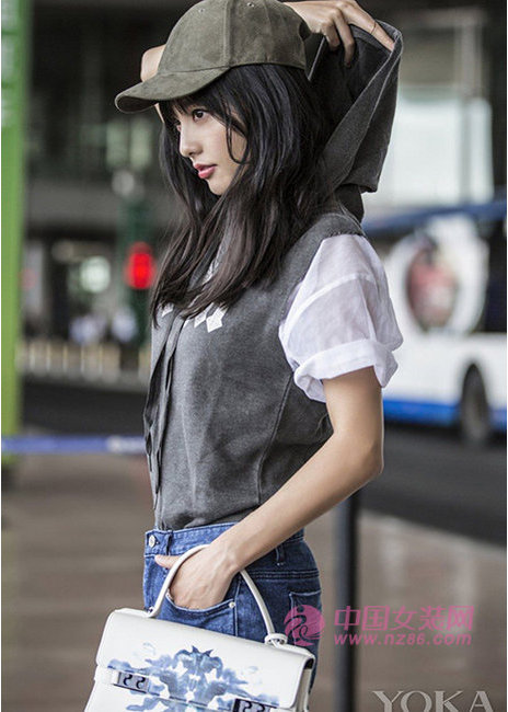 时髦小姐姐！张嘉倪机场look示范初夏怎么穿(图5)