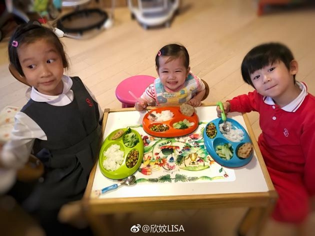 陈浩民三个孩子吃饭乖巧可爱