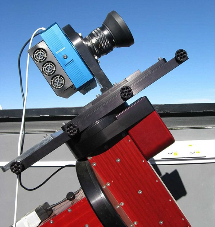 哈佛大学研究人员分析了Kelt望远镜拍摄的9000多张该双星系统照片，发现该双星是由一对红巨星构成