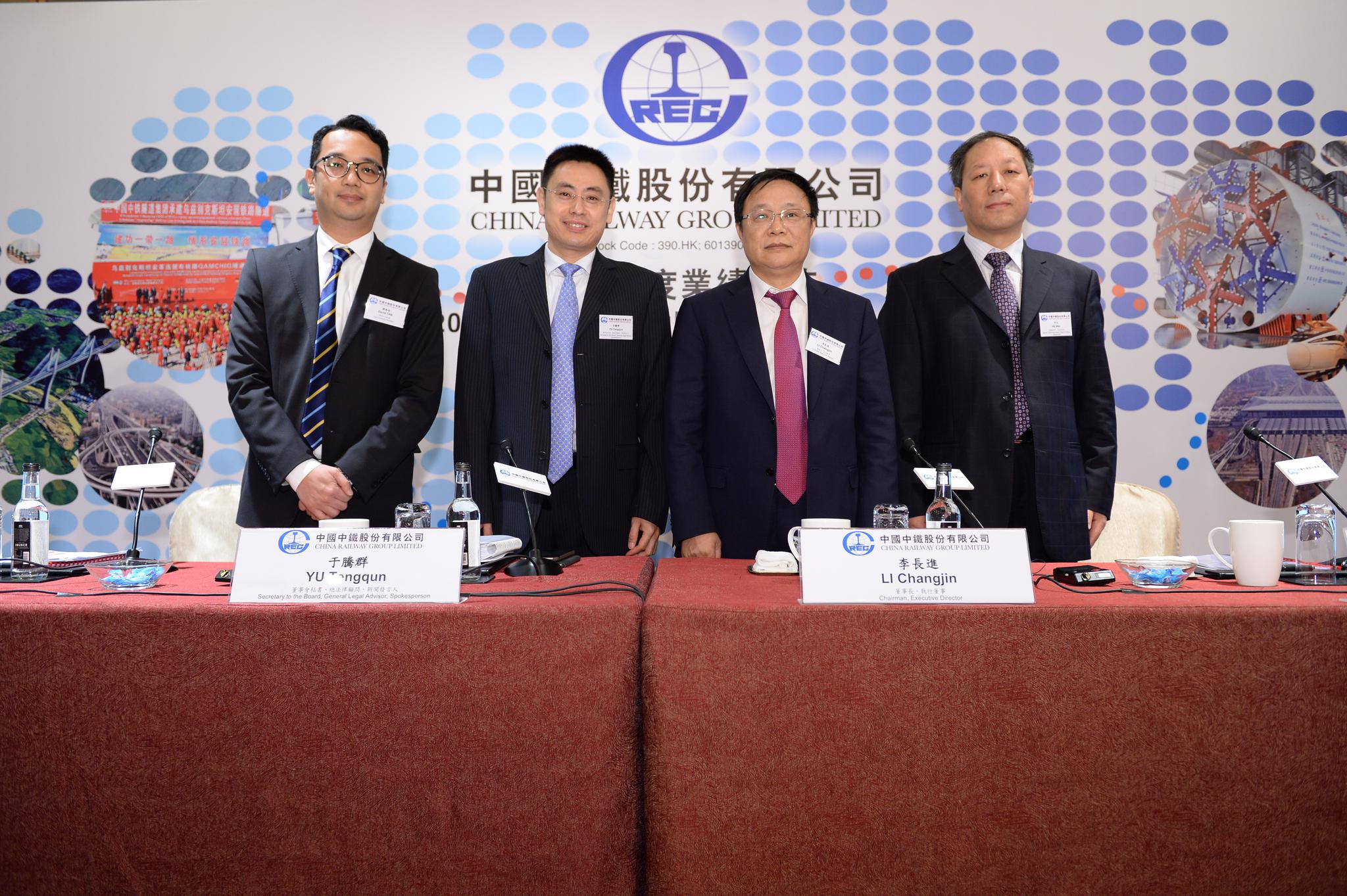 基建業(yè)務(wù)仍是中國中鐵的主要業(yè)務(wù)，去年新簽基建建設(shè)訂單為9827億元，同比增長27.8%。但去年其基建業(yè)務(wù)的毛利率下滑，同比下降0.19個百分點至5.76%。李長進解釋，因為受到“營改增”影響，供貨商漲價，導(dǎo)致成本增加。加上去年大宗材料價格上漲了10%，也影響毛利率。