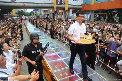 2015年9月26日，廣西第一長(zhǎng)黃金大道驚現(xiàn)新華街南寧百貨南北樓之間，該大道長(zhǎng)約50米，由240塊金磚拼成，每塊1000g！價(jià)值約1000萬(wàn)元，現(xiàn)場(chǎng)大量市民隔著玻璃可以觀看，之后通過(guò)安檢門(mén)，還可以走上體驗(yàn)。[!--empirenews.page--]