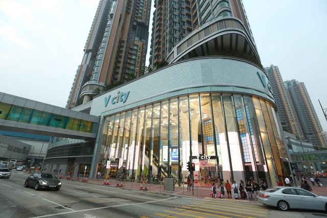 2月7日，新鴻基地產(chǎn)(00016)代理租務(wù)副總經(jīng)理孫雅茵表示，屯門商場V City2017年首季表現(xiàn)穩(wěn)定，人流逾1200萬，人均消費增至8000-10000元，總營業(yè)額達6億，按年升2-6%。