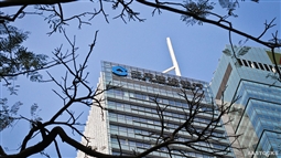 據(jù)英國《金融時報》報道，19家上市內(nèi)地銀行今年6月底裁員3.47萬人，對比去年底凈減少2.08萬名員工。