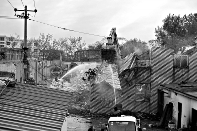 日前，豐臺(tái)區(qū)南苑鄉(xiāng)開始拆除位于南苑機(jī)場(chǎng)周邊五愛屯路的聚豐出租大院30000余平方米違建。