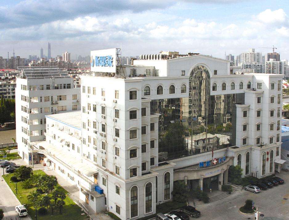 近日，來自上海的民營(yíng)醫(yī)院集團(tuán)弘和仁愛醫(yī)療（03869）啟動(dòng)招股。有意思的是，在民營(yíng)醫(yī)院經(jīng)營(yíng)管理的題材已屢見不鮮的港股市場(chǎng)，弘和仁愛醫(yī)療似乎沒有向投資者低頭的意思，仍開出了不低的招股價(jià)——每股發(fā)行價(jià)12.80港元-15.00港元。