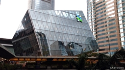 德銀將渣打(02888.HK) -4.350 (-6.449%) 沽空 $6.09千萬; 比率 27.011% 2017至2018年之每股盈利預(yù)期下調(diào)7%至9%，主要由於額外一級資本成本較高所導(dǎo)致，目標(biāo)價由54元下調(diào)至53元，意味股價仍有下跌空間，故維持「沽售」評級。盡管渣打於歐洲及英國業(yè)務(wù)涉足不多，但相信其仍面對營運去杠桿的風(fēng)險。