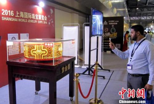 “世界最大金戒指”亮相上海国际珠宝展(图)