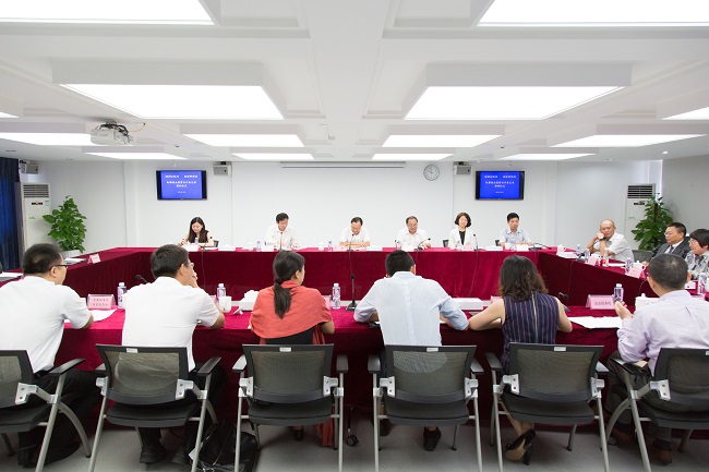 2016年8月8日，深圳市前海深港現(xiàn)代服務業(yè)合作區(qū)管理局與深圳證監(jiān)局（以下簡稱“雙方”）在前海簽訂合作備忘錄，針對前海深港現(xiàn)代服務業(yè)合作區(qū)內(nèi)注冊的私募投資基金行業(yè)打造協(xié)同監(jiān)管新模式。此次合作的目標是建立前海私募領(lǐng)域風險防控協(xié)作機制，強化監(jiān)管與服務的協(xié)同，促進監(jiān)管與市場自律的結(jié)合，推動金融創(chuàng)新和金融監(jiān)管的良性互動，有效防范和化解金融風險。