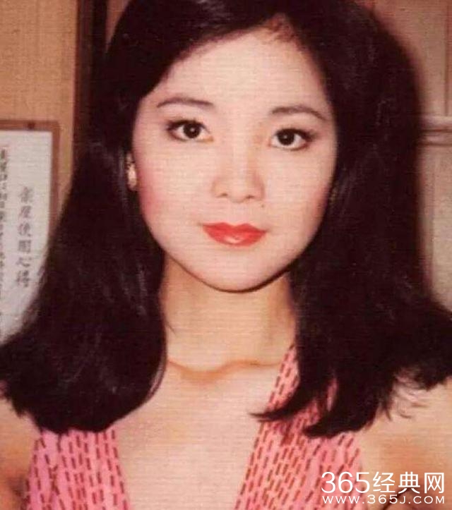 记者问成龙喜欢林凤娇还是邓丽君,成龙说,喜欢林凤娇多一点,因为兄弟