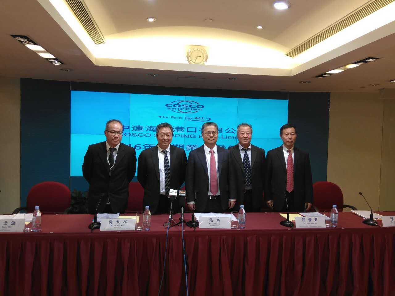 2017年3月28日，中遠(yuǎn)海運港口發(fā)布業(yè)績會稱，公司2016年全年收入為5.56億單位：美元，下同，同比增長1.1%；權(quán)益吞吐量增長5.0%至2947萬標(biāo)準(zhǔn)箱。但毛利僅與去年持平，共有1.99億，總體毛利率微跌0.4%至35.8%，管理層解釋為，是因租金等銷售成本的上升所導(dǎo)致的。