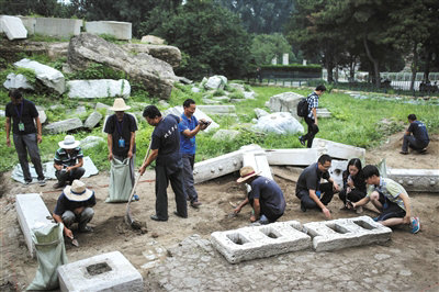 原文配图：昨日，几位考古工作者正在圆明园远瀛观遗址现场进行考古挖掘，并进行了现场直播。
