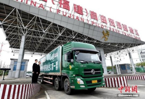 资料图：2015年11月3日，在福州出口加工区监管中心，福州跨境电子商务首票保税第一单通过海关监管后开出福州马尾出口加工区。中新社记者 