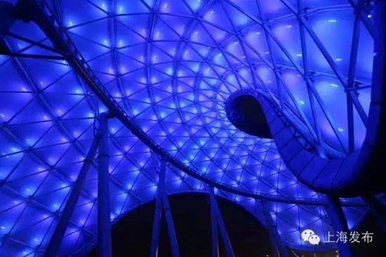 在明日世界，一座巨大的、色彩绚丽变幻的穹顶在夜空点亮。穹顶之下充满刺激的全新游乐设施——创极速光轮的测试也在持续进行中。